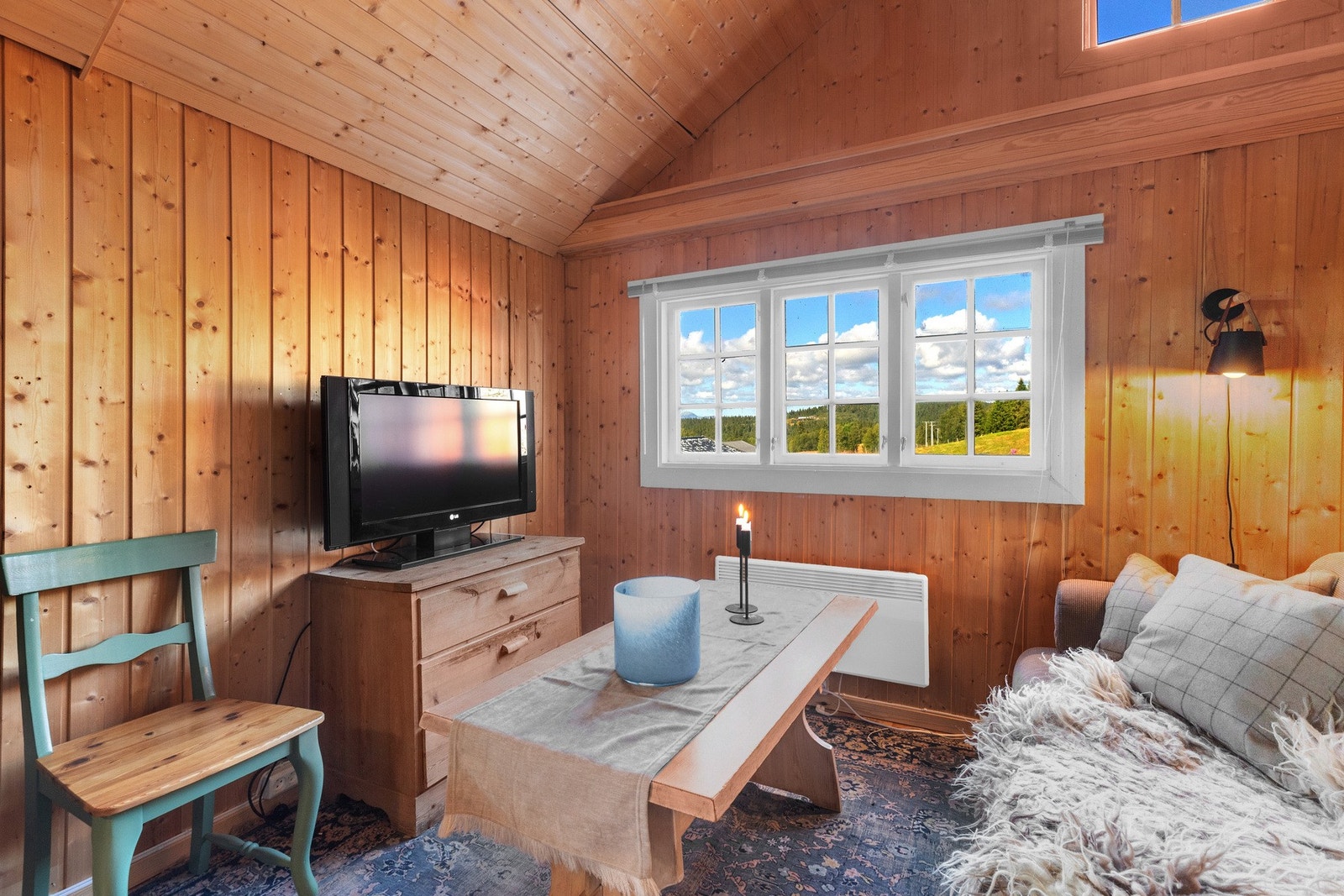 Himlingen i dette rommet ble fjernet i 2020 slik at den romslige takhøyden er gjennomført også her. Galleribilde