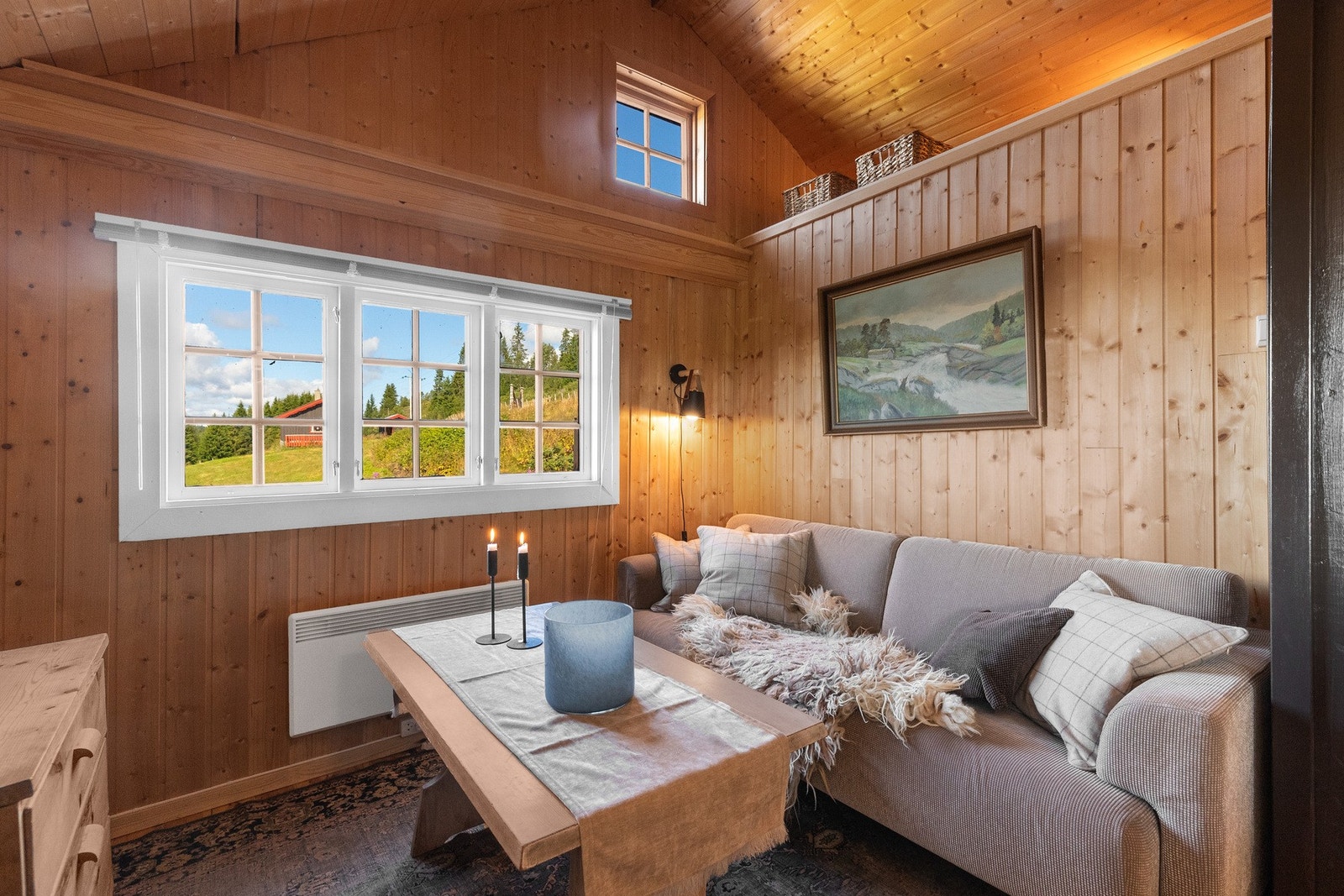 Innenfor stuen er det en koselig TV-krok med plass til sofagruppe Galleribilde