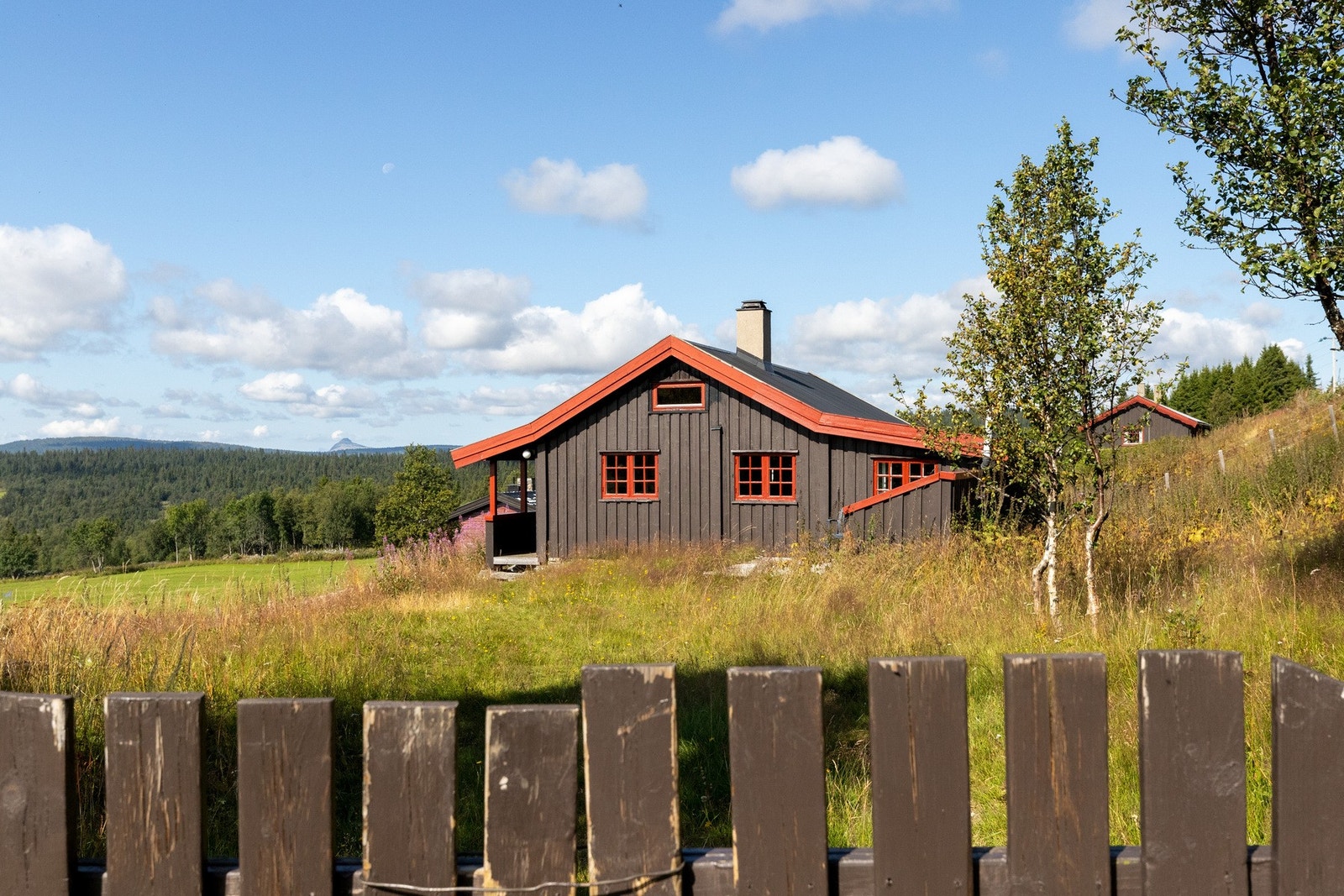 Eiendommen ligger flott til på ca. 930 moh. på Rotvøllstølen i Etnedal kommune. Galleribilde