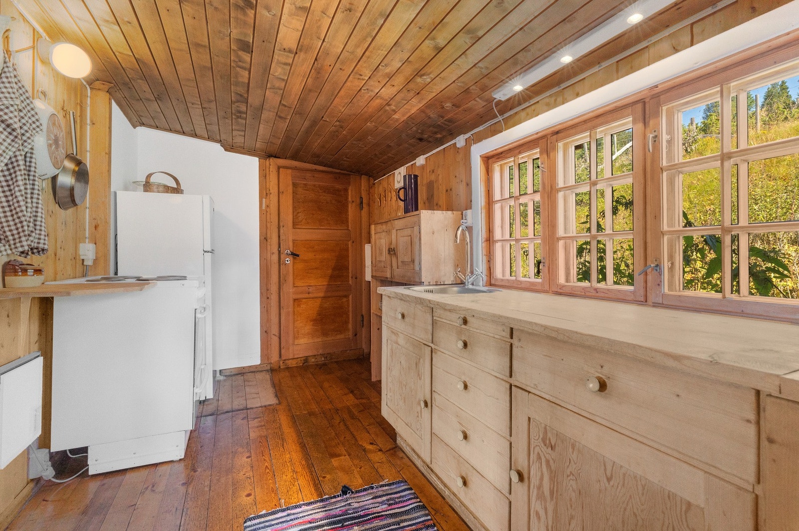 Frittstående kjøleskap og komfyr, skiftet i 2023. Galleribilde