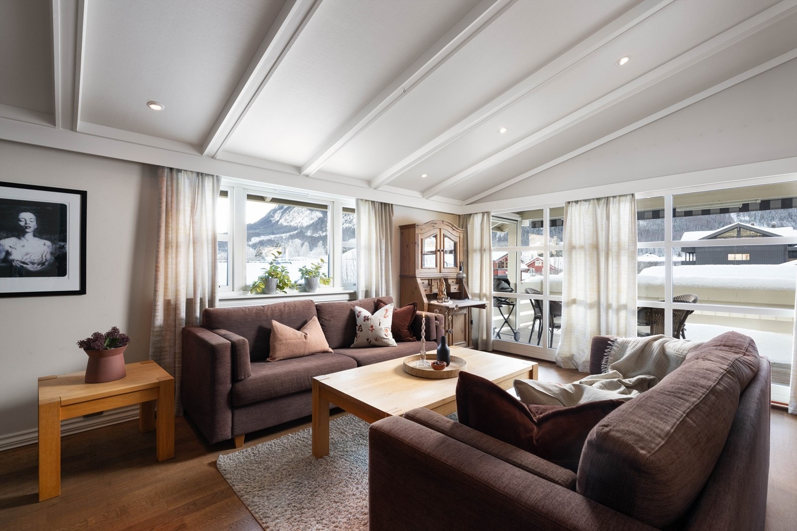 Lys og romslig stue, med store vindusflater som slipper inn godt med naturlig lys. Galleribilde