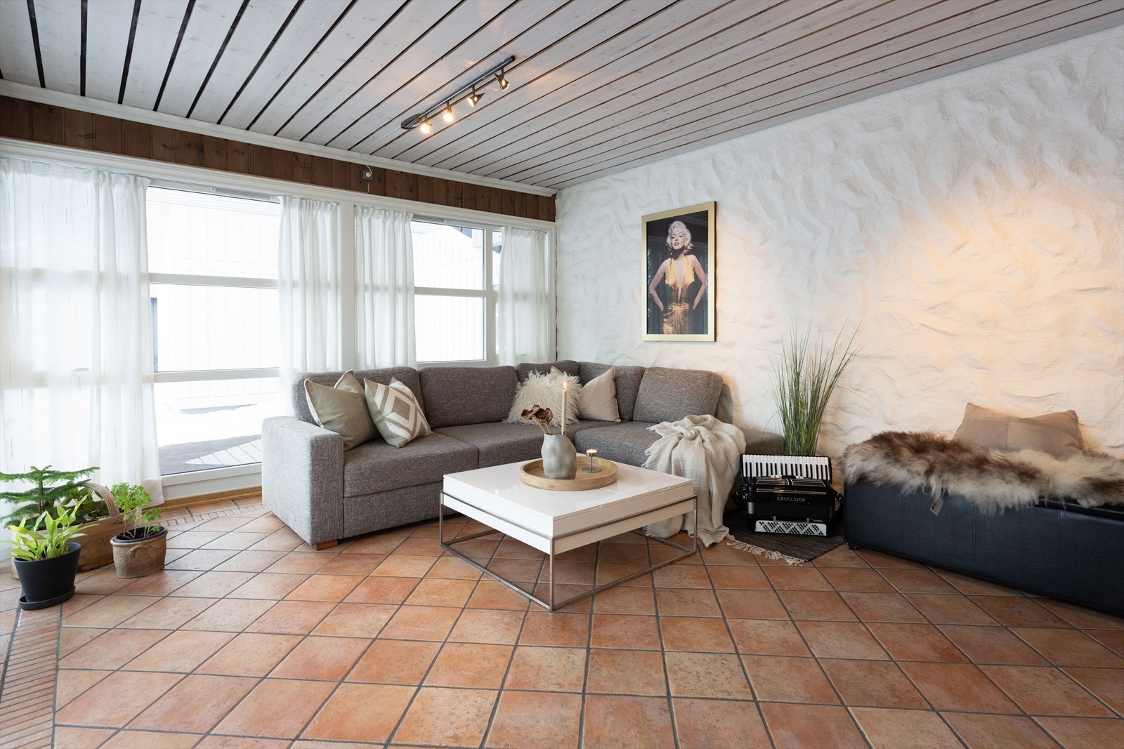 Stue med store vindusflater fra gulv til tak. Galleribilde