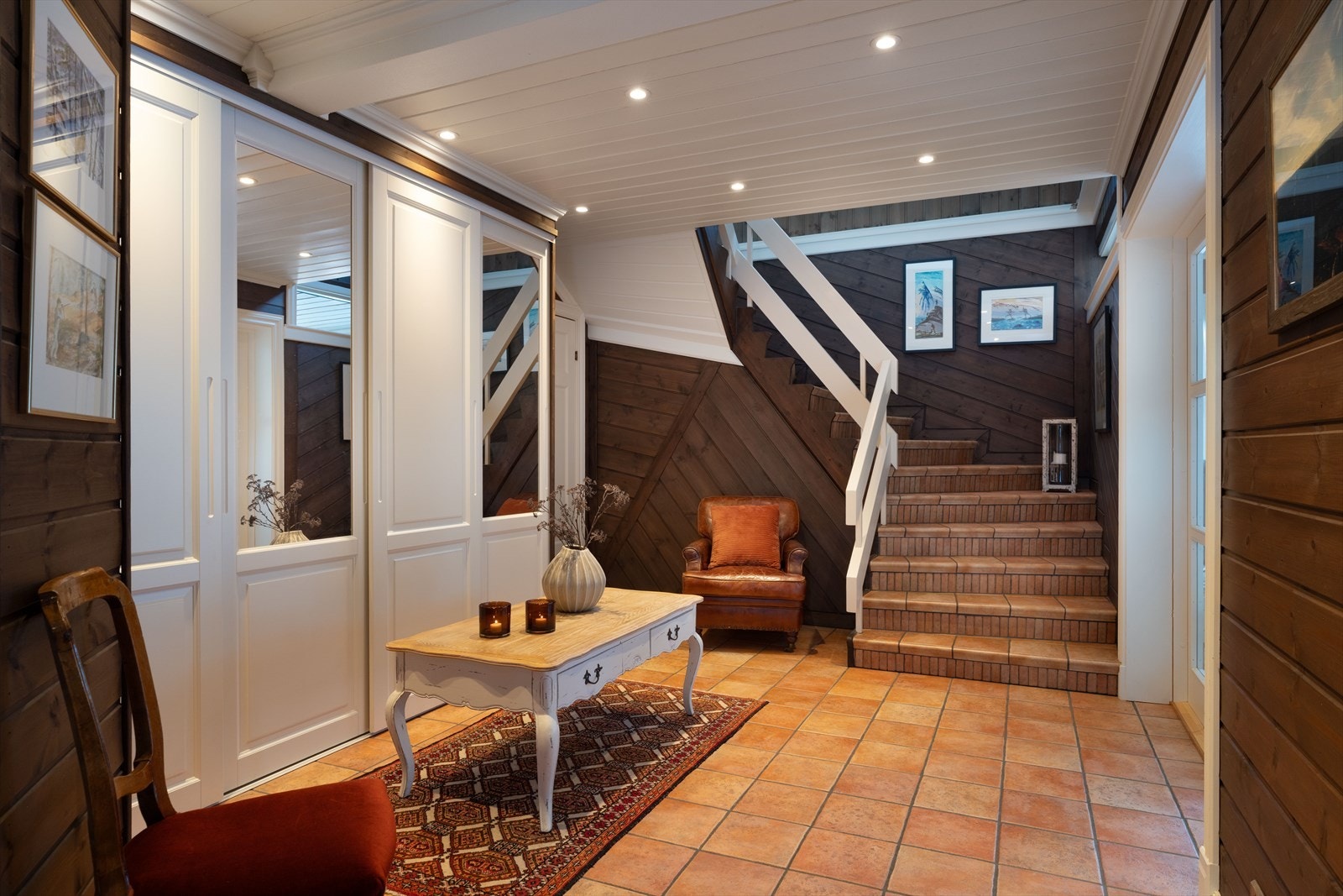 Fra hallen går det trapp opp til leilighetens andreetasje. Galleribilde