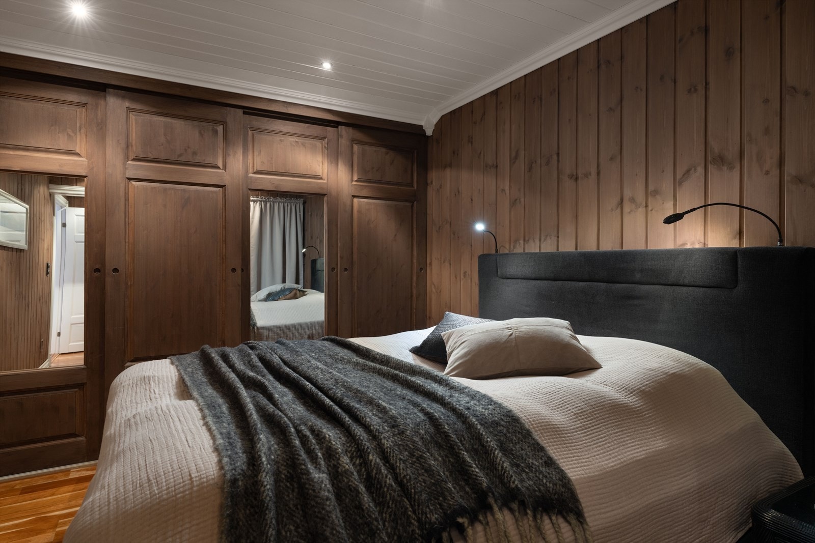 Hovedsoverommet har godt med garderobeplass i skyvedørsgarderoben. Galleribilde