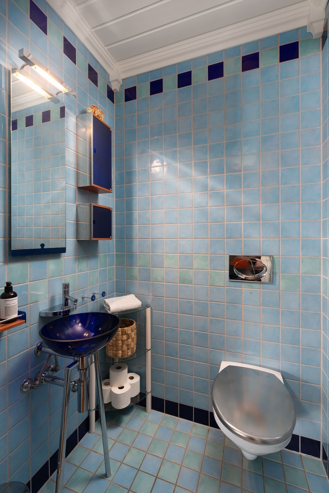 Separat toalettrom med servant og vegghengt toalett. Galleribilde