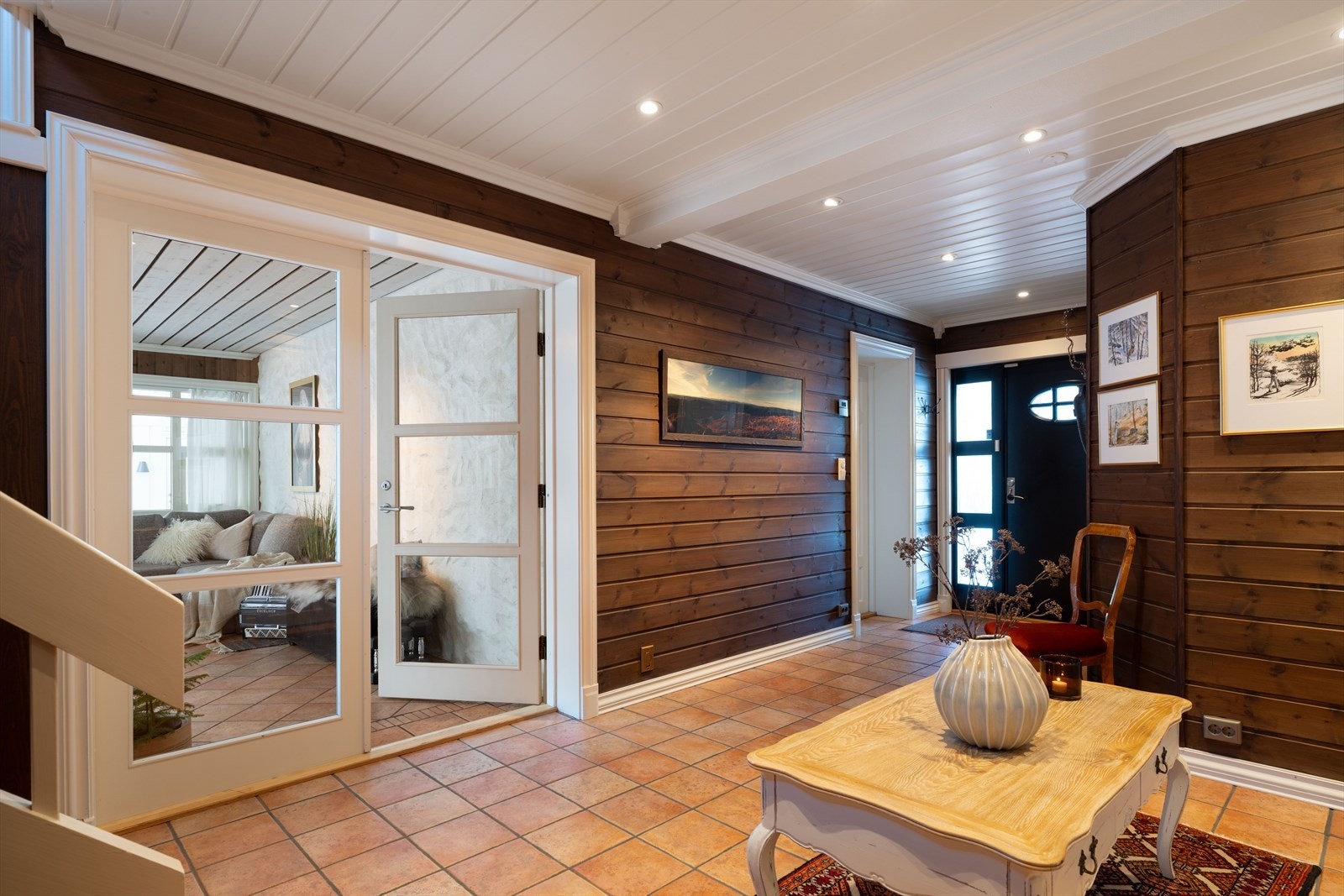 Velkommen inn! Hall med garderobeløsning for yttertøy og sko. Galleribilde