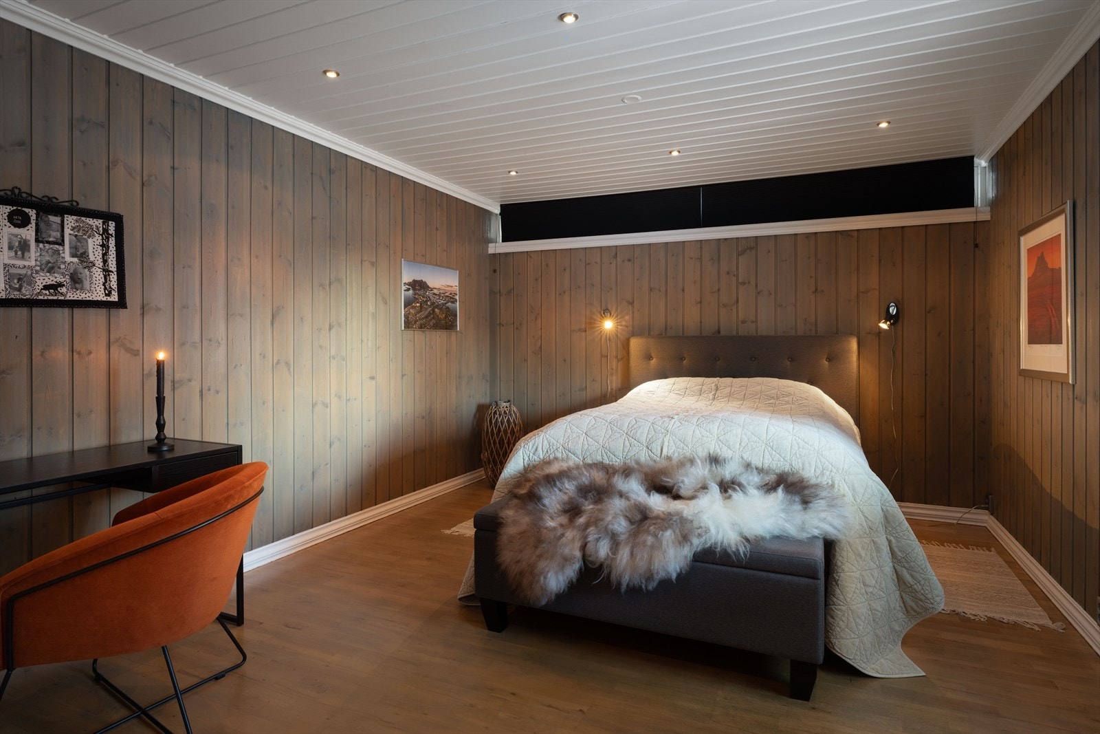 Koselig soverom i 1. etasjen, med beiset panel og lun atmosfære. Galleribilde