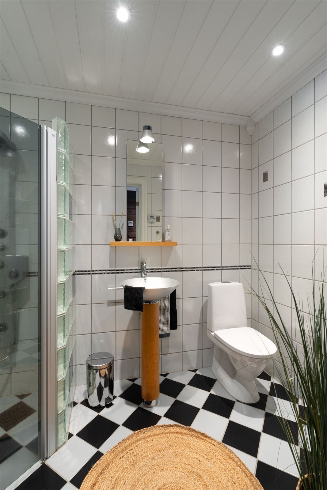 Badet i 1. etasje har flislagt gulv med varme, og fliser på vegg. Søyleservant, toalett og dusjhjørne. Galleribilde