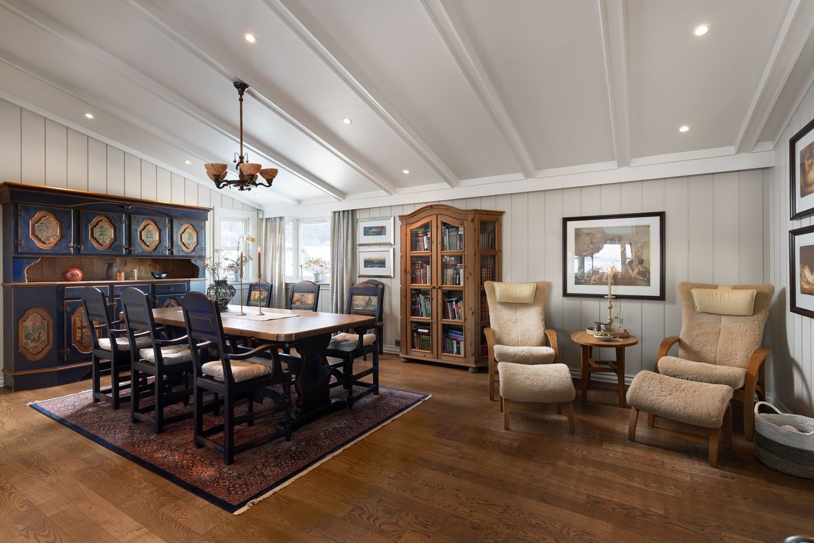 Her er det god plass for en spisegruppe for små og store lag. Galleribilde