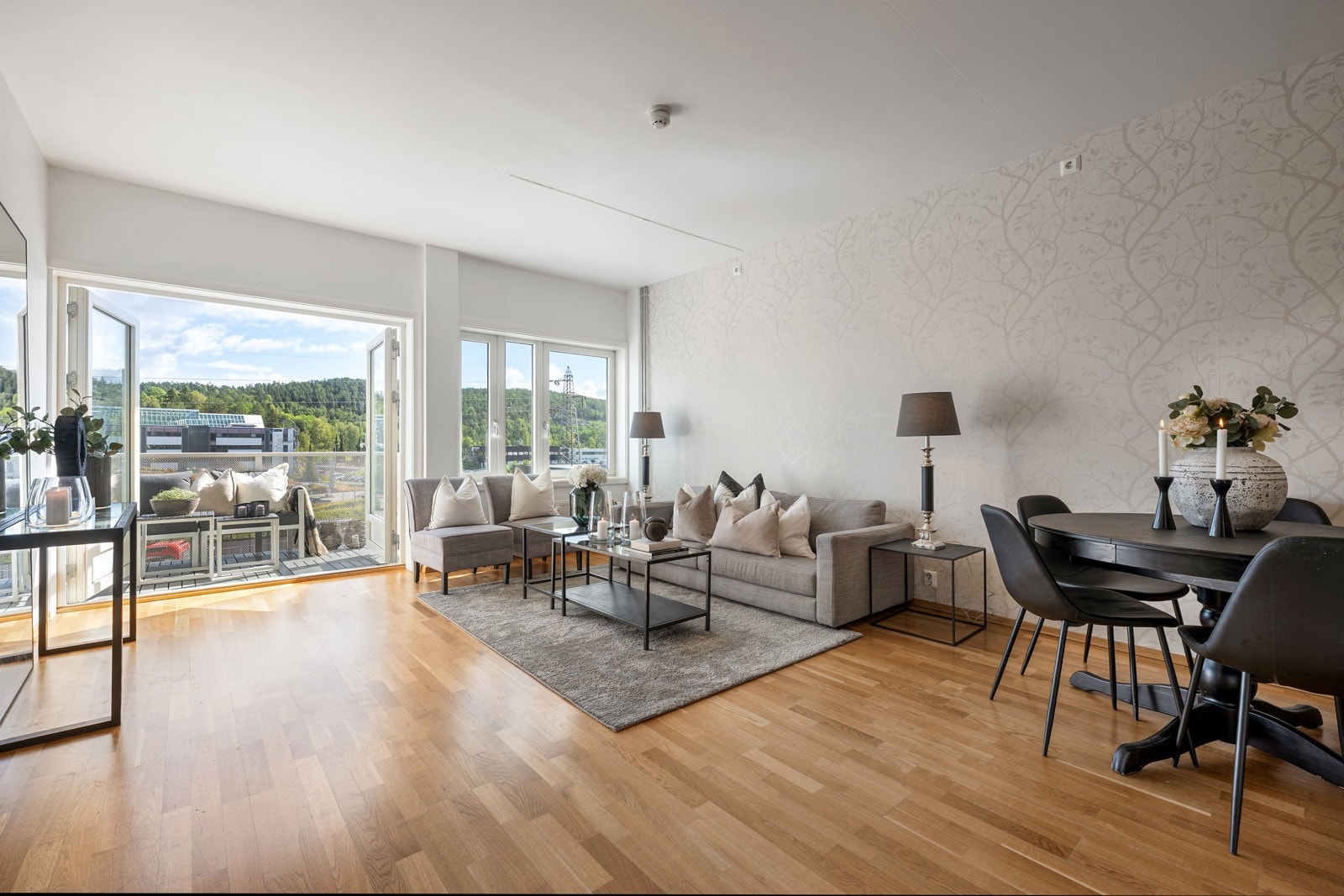 Svært gode lysforhold og store vindusflater Galleribilde