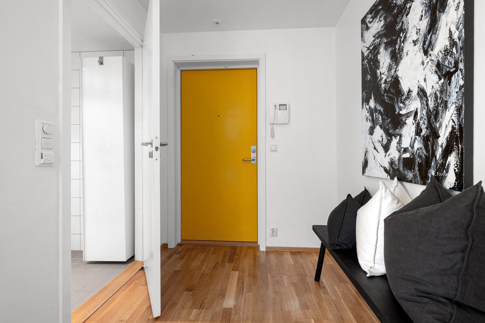 Gang med fine garderobemuligheter Galleribilde