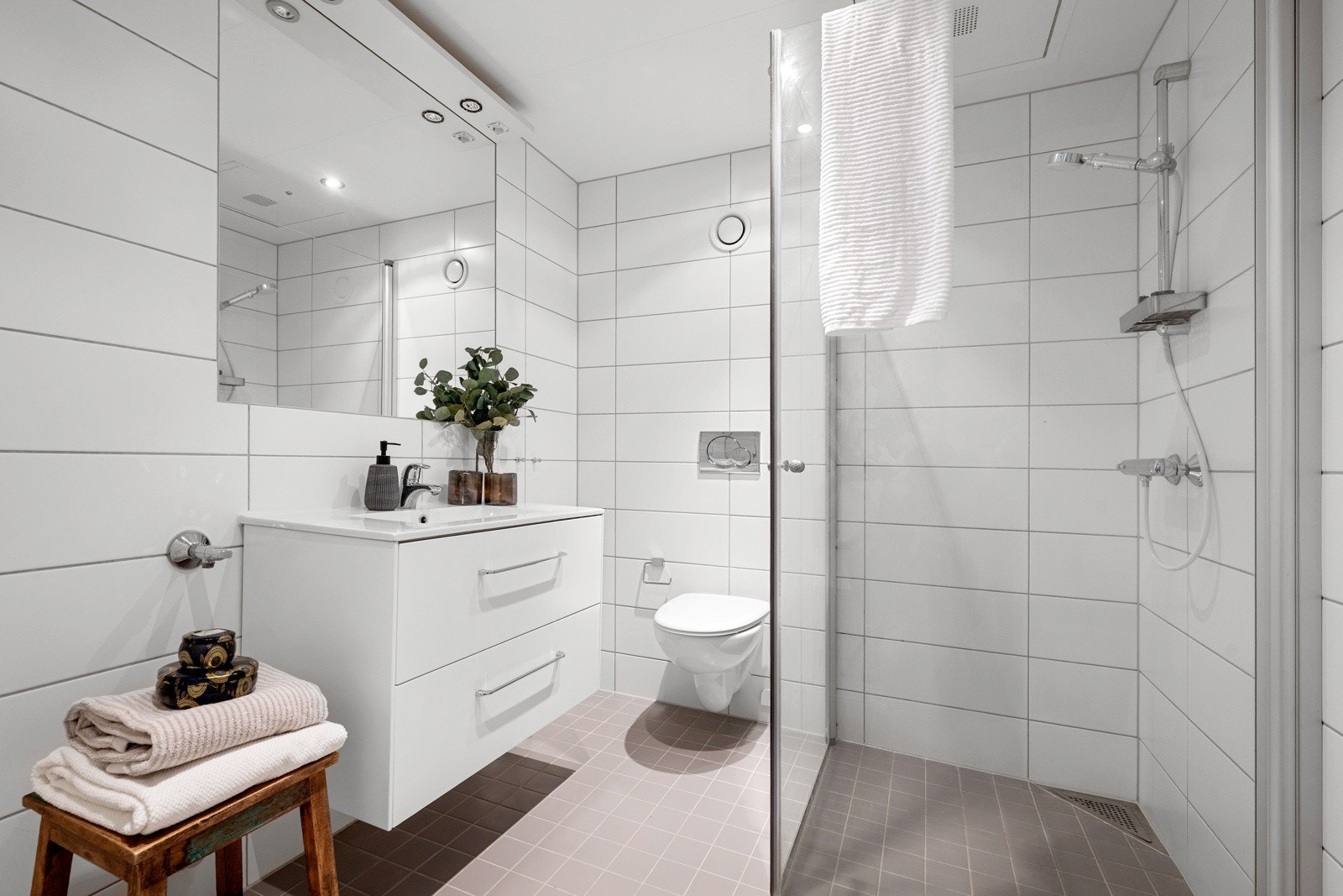 Flislagt bad med varmekabler - Opplegg for vaskemaskin Galleribilde