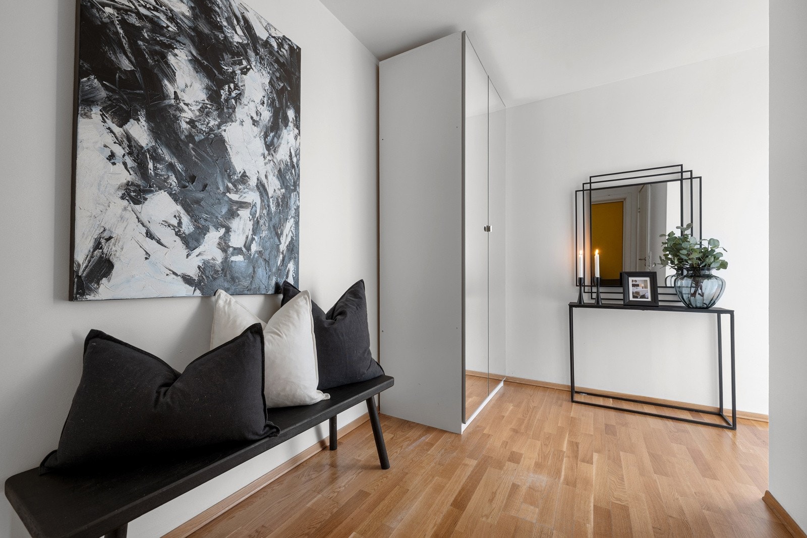 Gang med fine garderobemuligheter Galleribilde