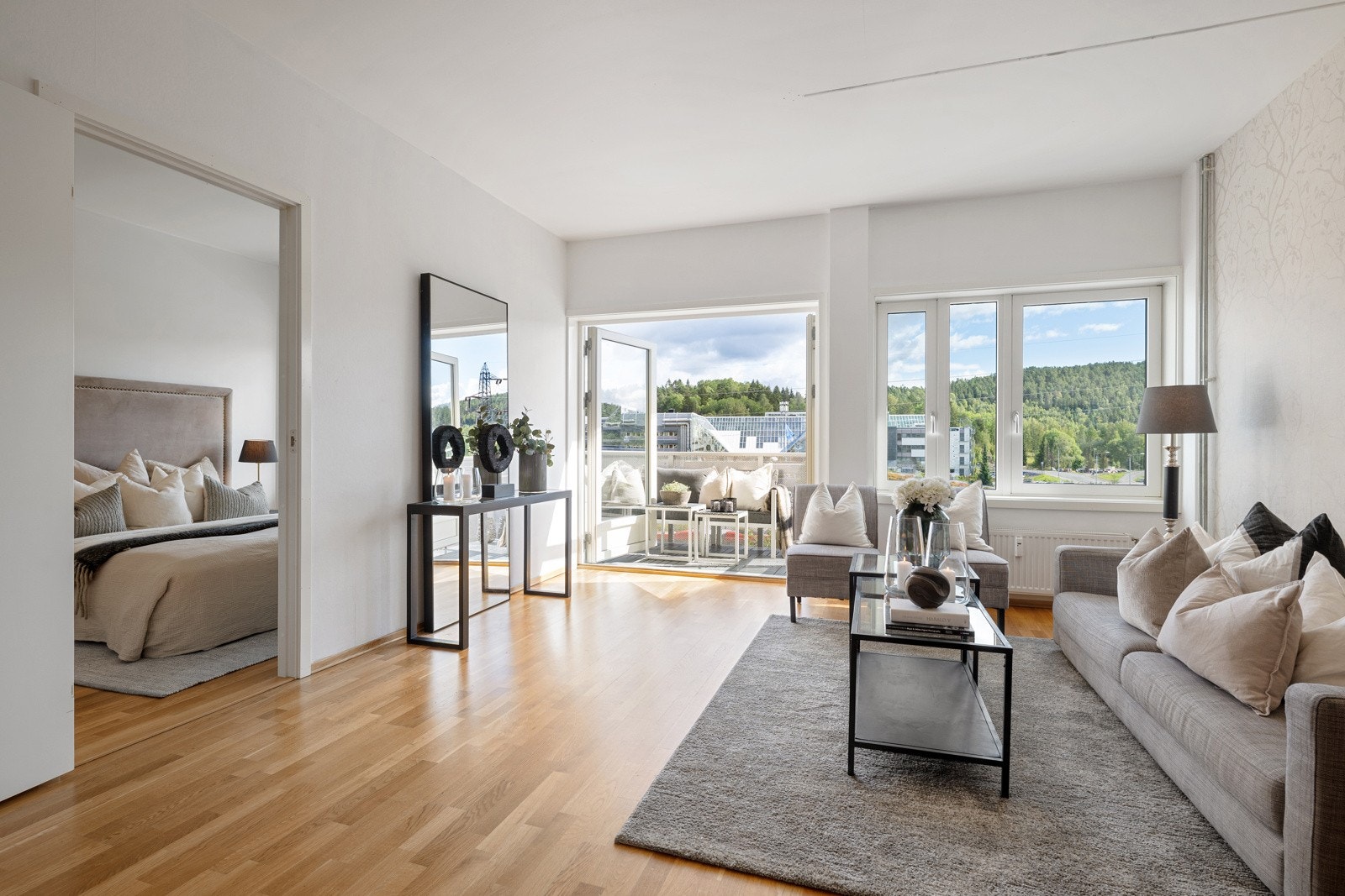 Stue med utgang til romslig balkong Galleribilde