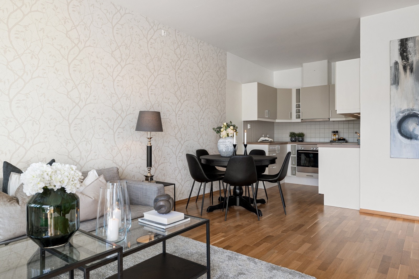 Stue med plass til spisestue - Åpen løsning mot kjøkkenet Galleribilde