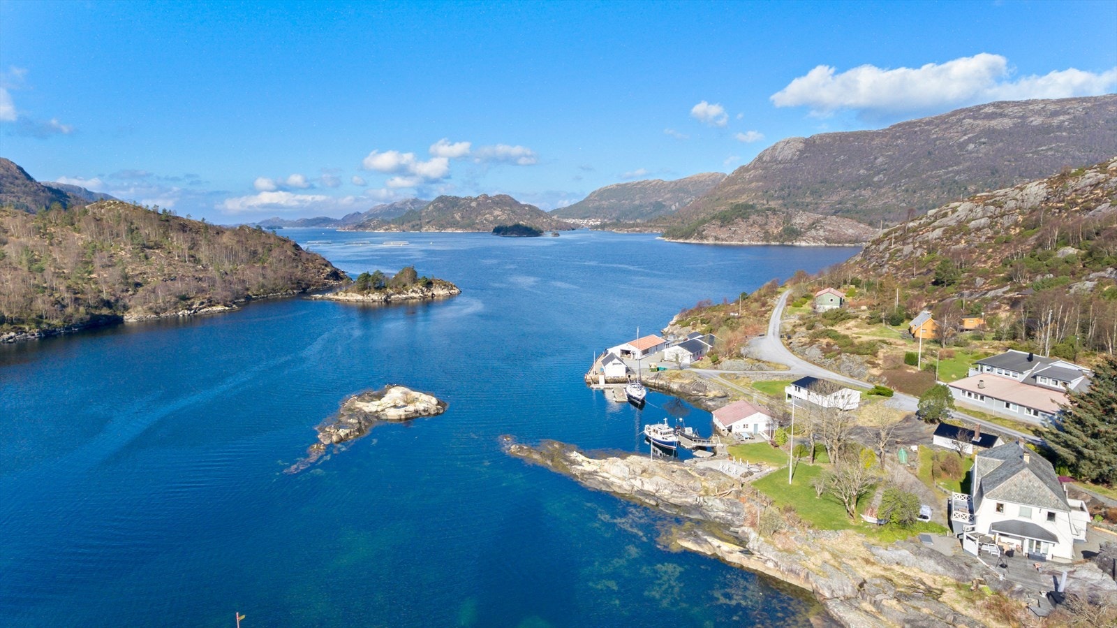 Dykkesenteret Gulen Dive Resort ligger nede ved sjøen Galleribilde