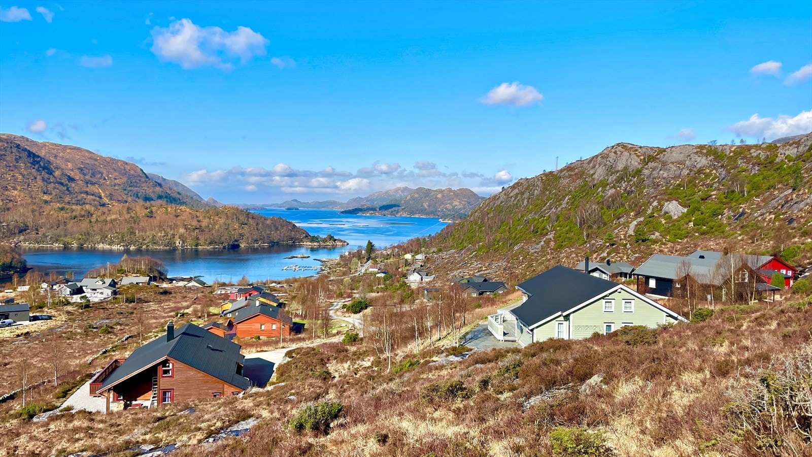 Nydelig plassering langs Gulafjorden, en liten fjordarm fra Sognesjøen. Her er Norge i miniatyr med fjord og fjell! Galleribilde