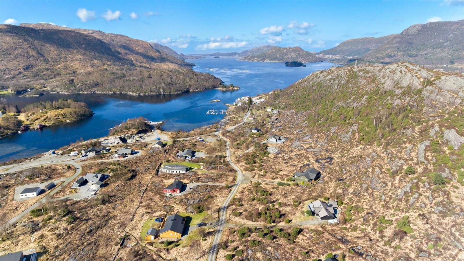 God utsikt ut Gulafjorden, der en tvers over finner Eivindvik, og der Hisarøyna ligger ytterst i fjorden Galleribilde