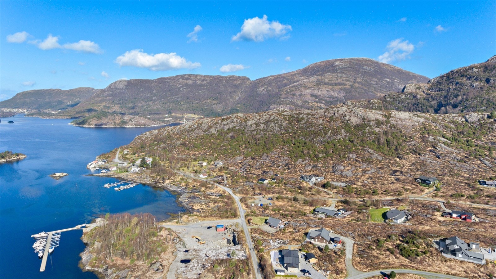 Fine holmer og skjær skaper et fantastiske rammer for bading, fiske og andre friluftsaktiviteter. I terrenget rundt er det mange fjelltopper som kan bestiges Galleribilde