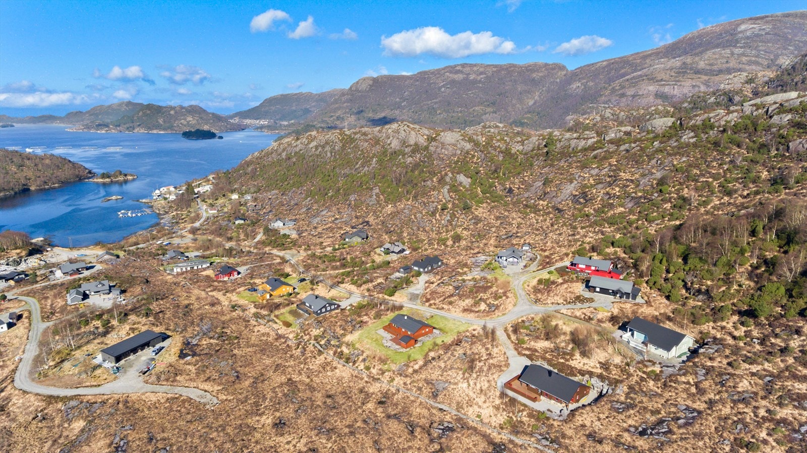 Feltet består i dag av 16 hytter og 3 tomter som ikke er bebygd, der disse nå selges sammen med restarealet av hyttefeltet (utviklingseiendom) Galleribilde