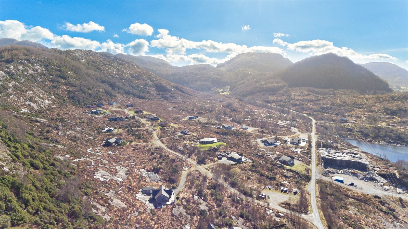 Det går kjørevei opp gjennom feltet med ledninger for vann, avløp og elektrisitet Galleribilde