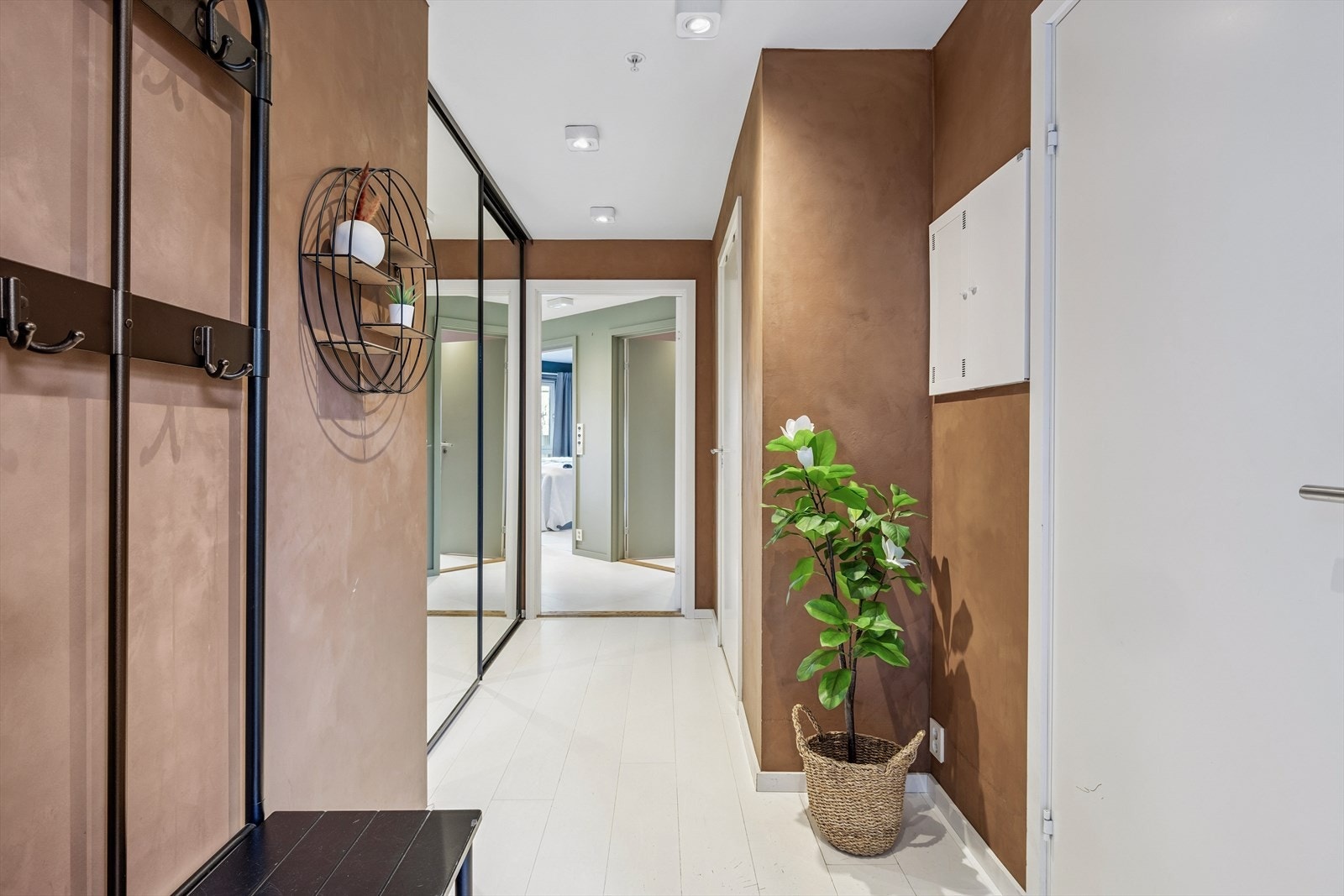 Det er praktisk bod/vaskerom til høyre. Galleribilde