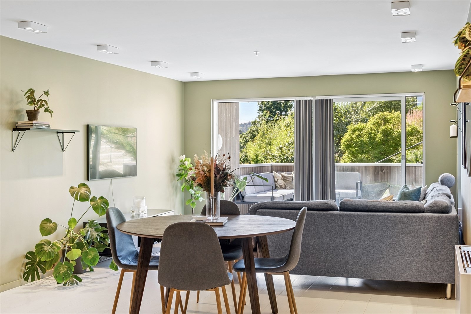 Store vindusflater som gir en god romfølelse! Galleribilde