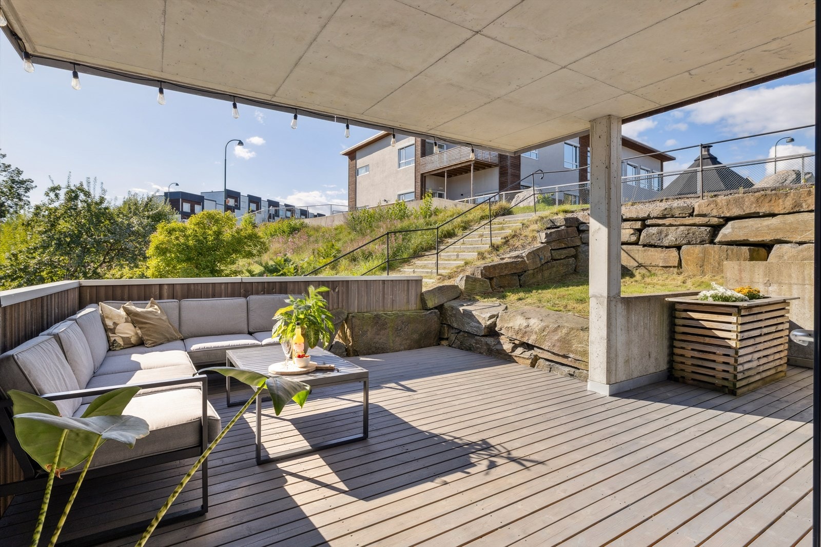 Spareskillingsmegleren presenterer en flott 3-roms leilighet på Eidet med stor uteplass og praktisk planløsning. Galleribilde