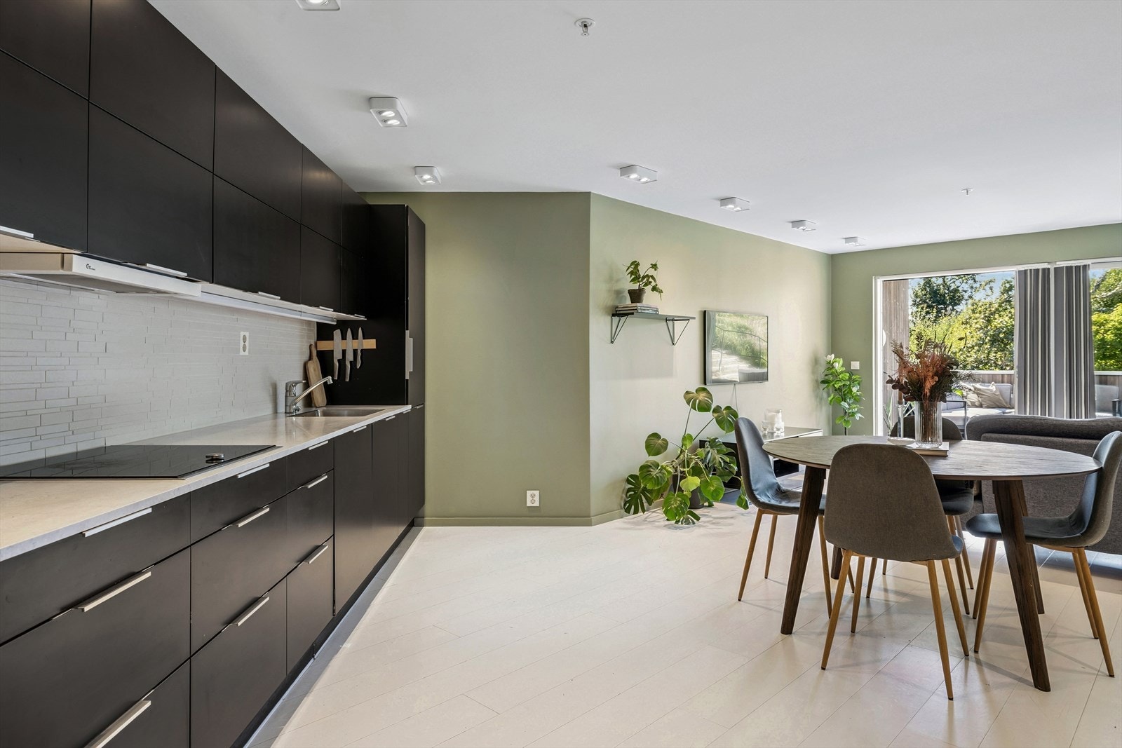 Stort og moderne kjøkken. Det er meget godt med oppbevaring i benk og overskap. Samt stor arbeidsflate. Galleribilde