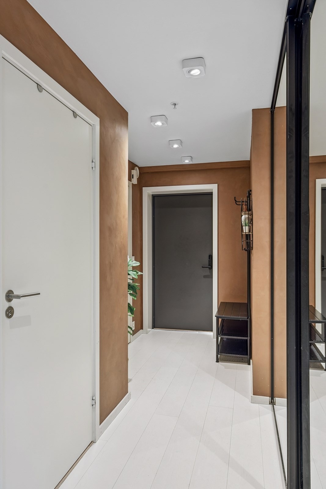 Velkommen inn! Det er plass til å henge fra seg yttertøy og sette fra seg sko. Galleribilde