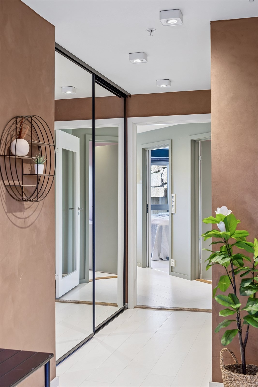 Romslig skyvedørsgarderobe i gangen. Galleribilde