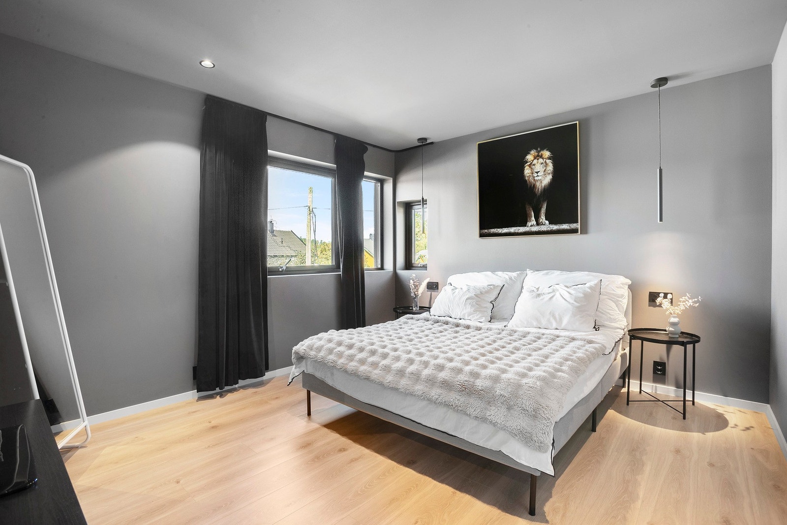 Hovedsoverommet.Det er totalt tre soverom i andre etasje. Galleribilde