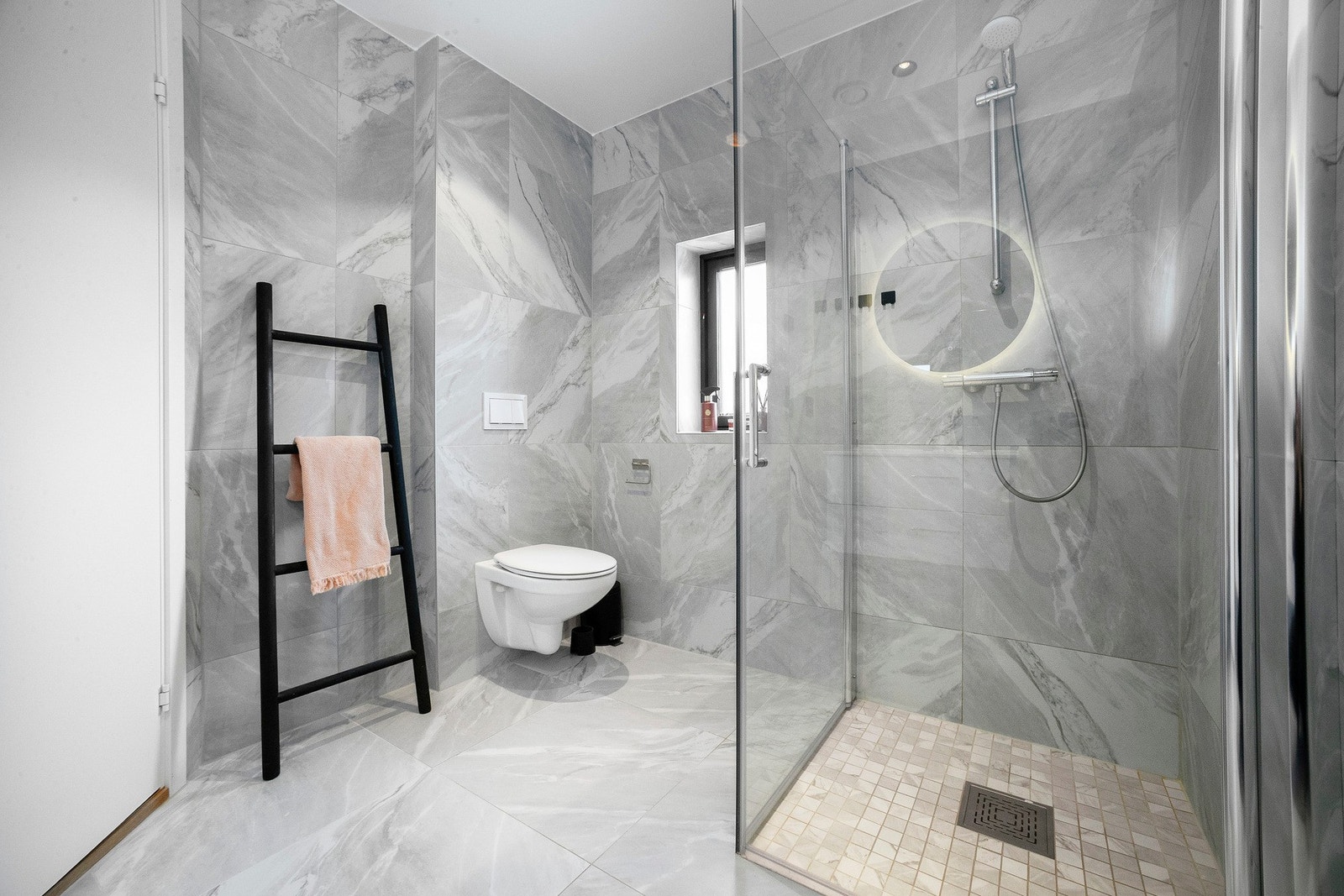 Stilfullt baderom 1. etasje adskilt fra vaskerommet Galleribilde