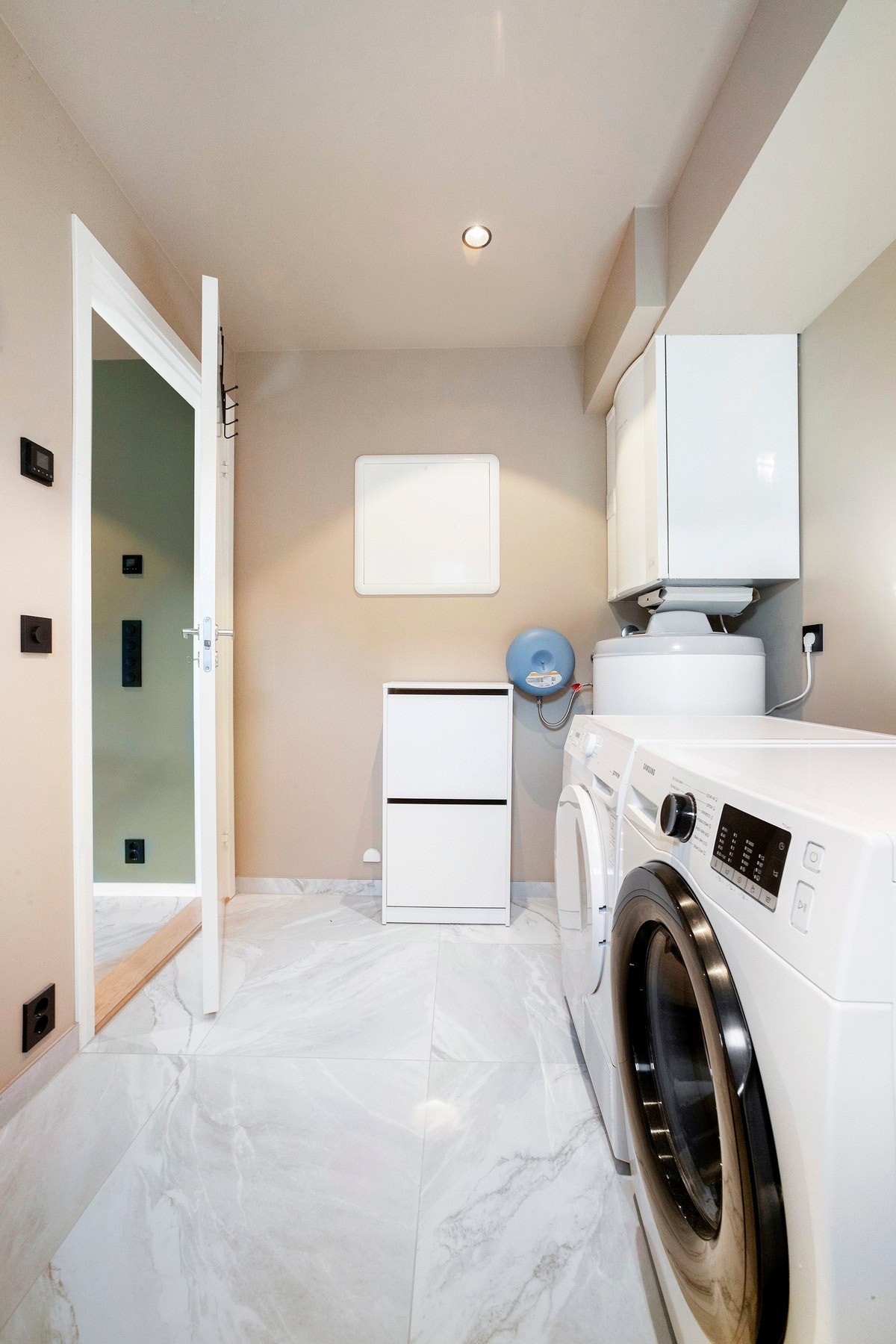 Praktisk og pent vaskerom Galleribilde