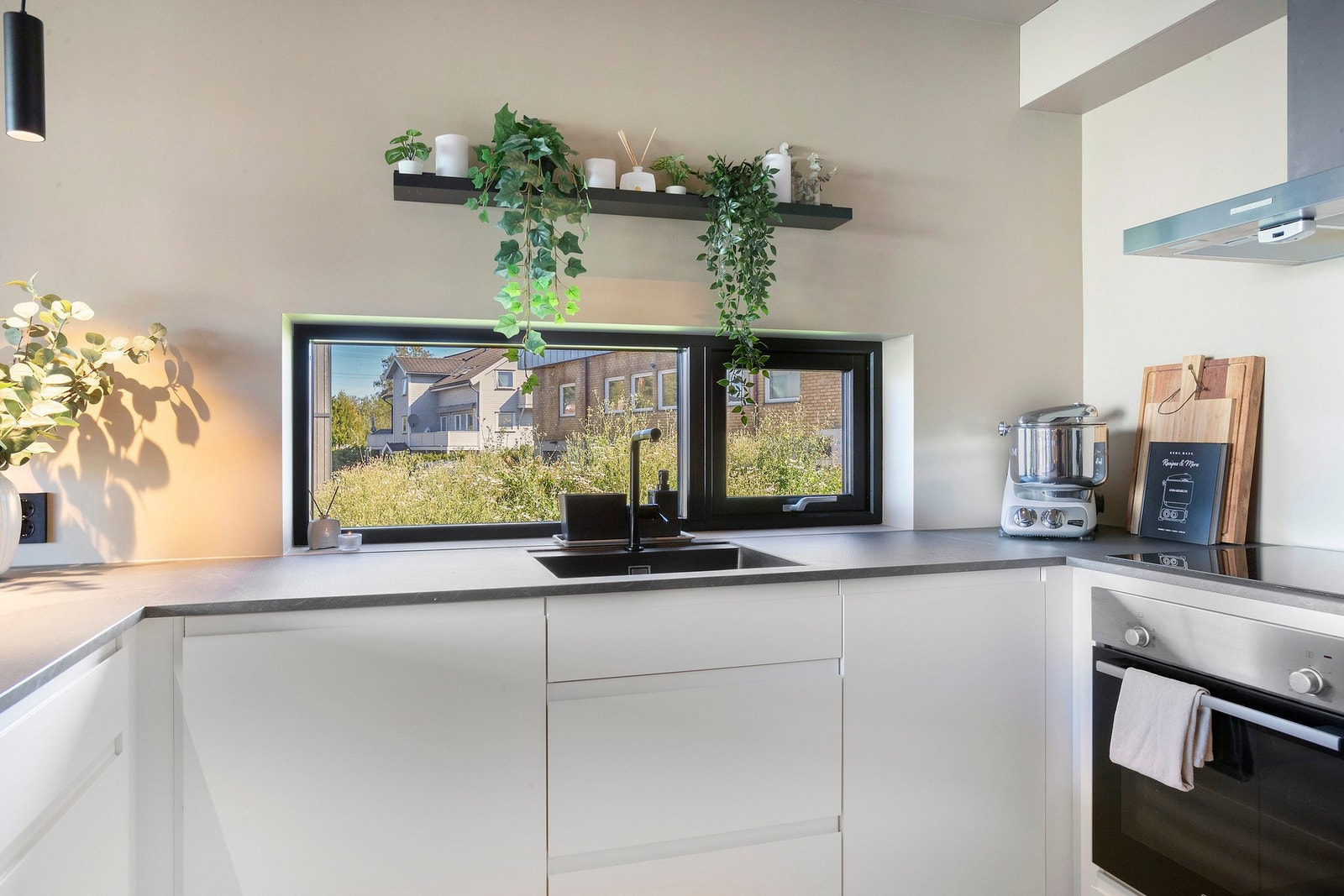 Vindu over kjøkkenbenken skapet lys og god atmosfære Galleribilde