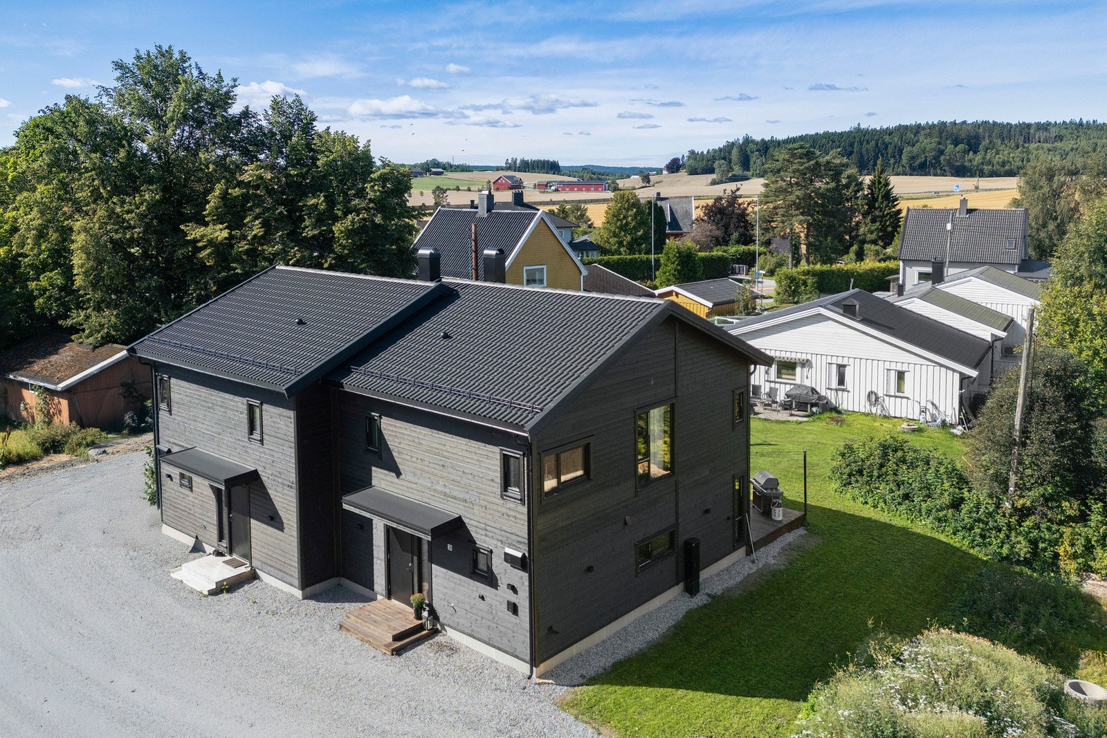 Flere utebilder, boligen er på høyre side.. Galleribilde