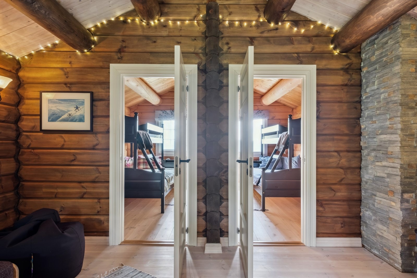 Inngang tiul 2 soverom fra loftstue. Galleribilde