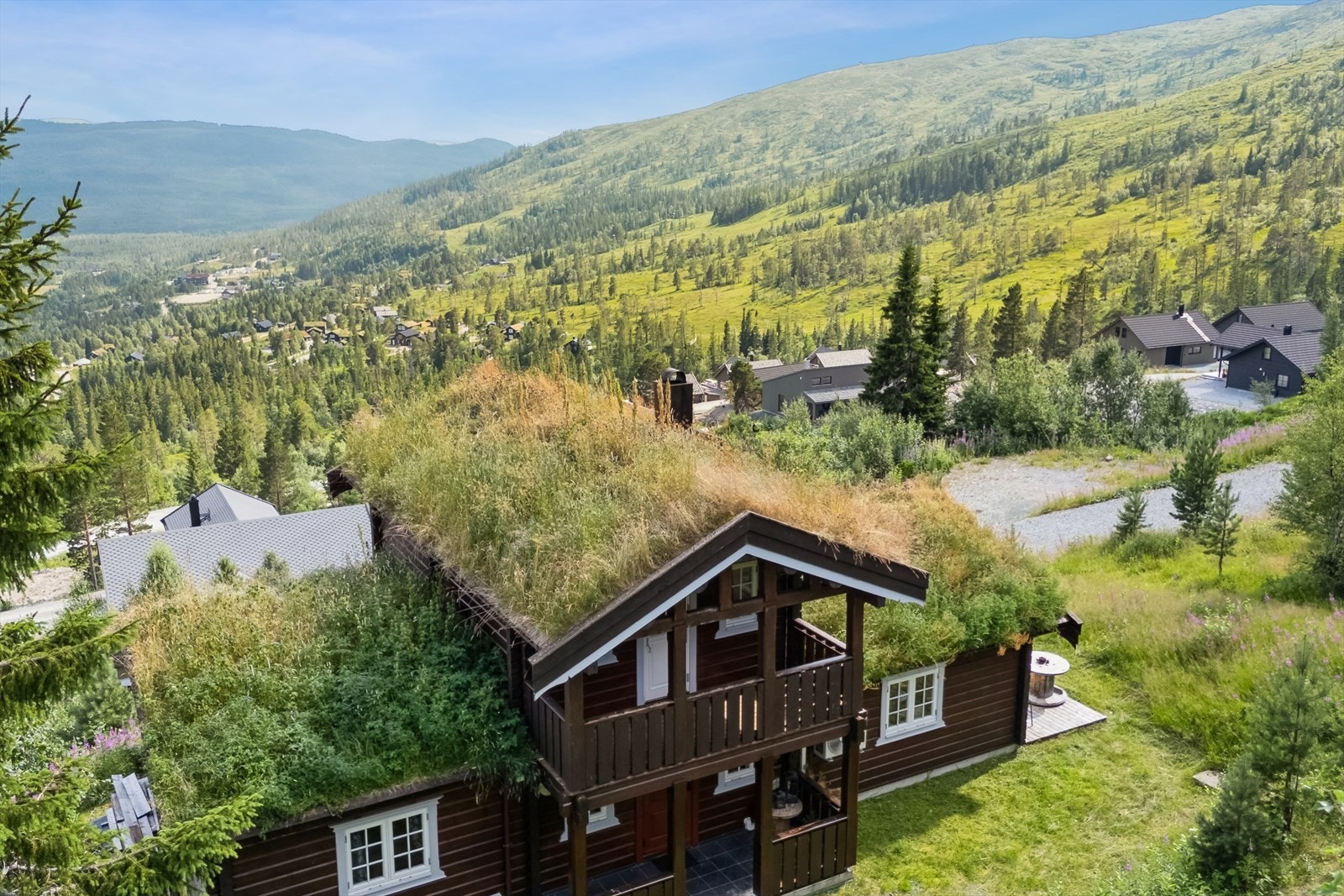 Hytten ligger høyt i terrenget med flott utsikt mot alpinanlegg og Samdøla. Galleribilde