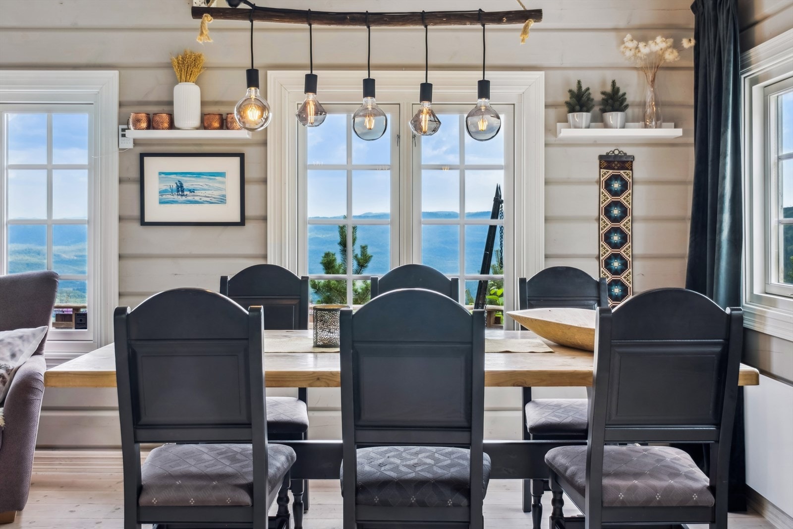 Utsikt mot alpinanlegg fra spiseplass. Galleribilde