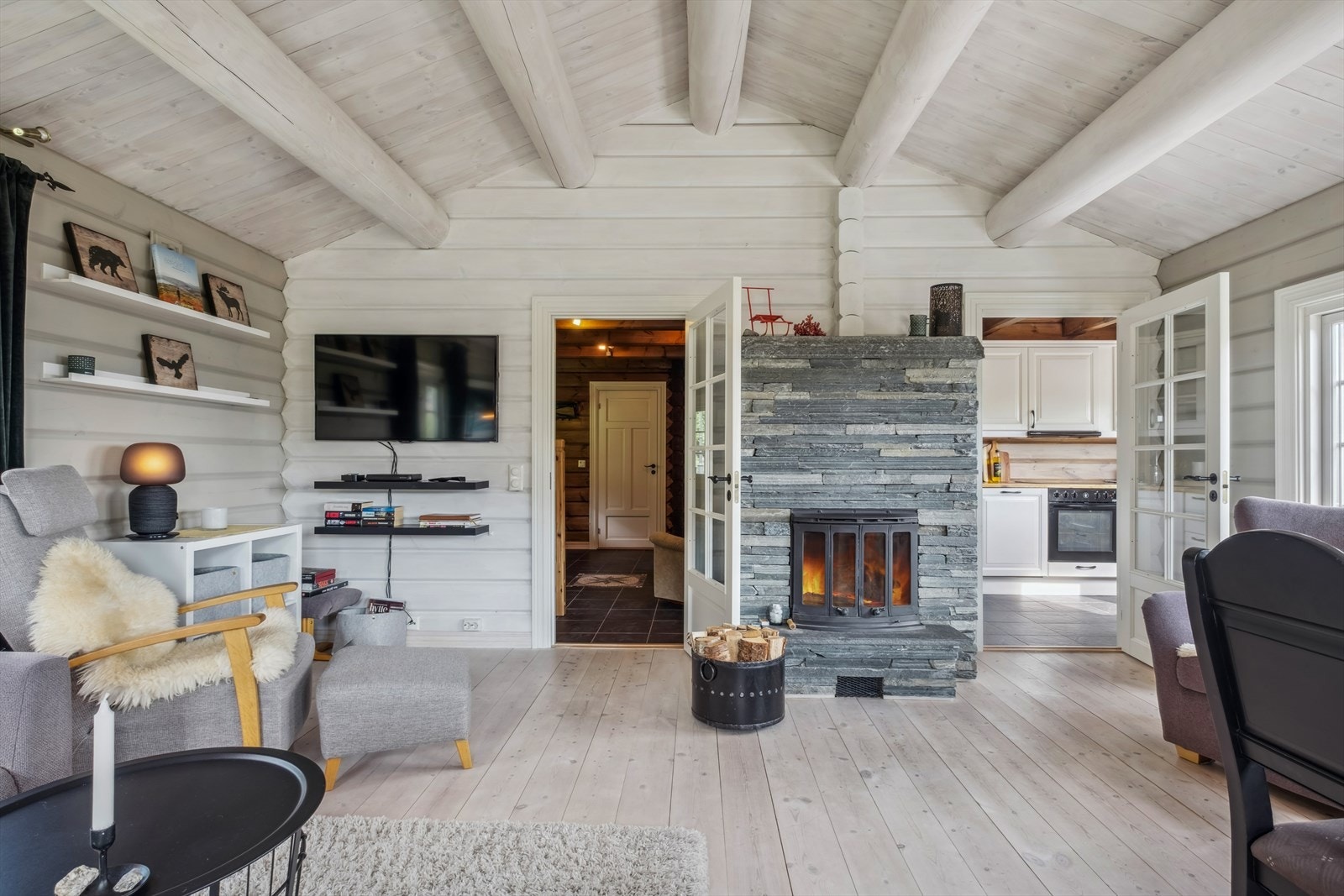 Stue med en flott peis. Galleribilde