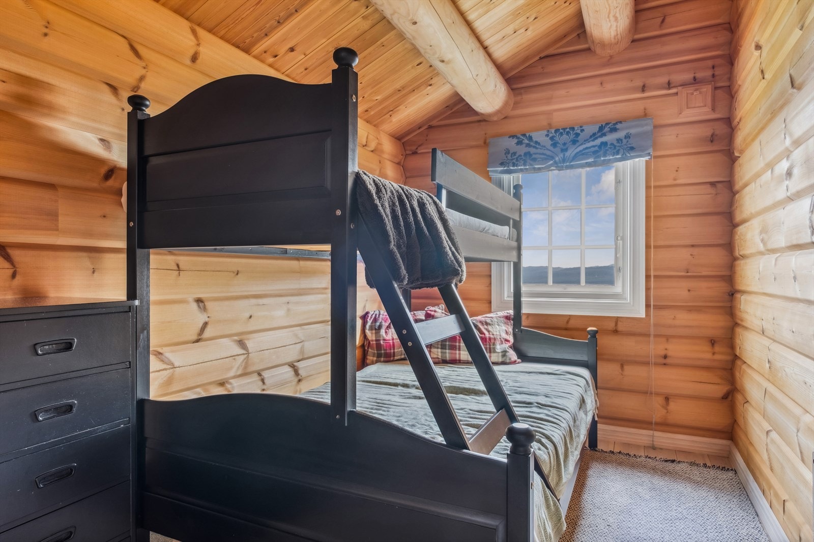 Soverom 1 av 2 i 2.etasje. Galleribilde