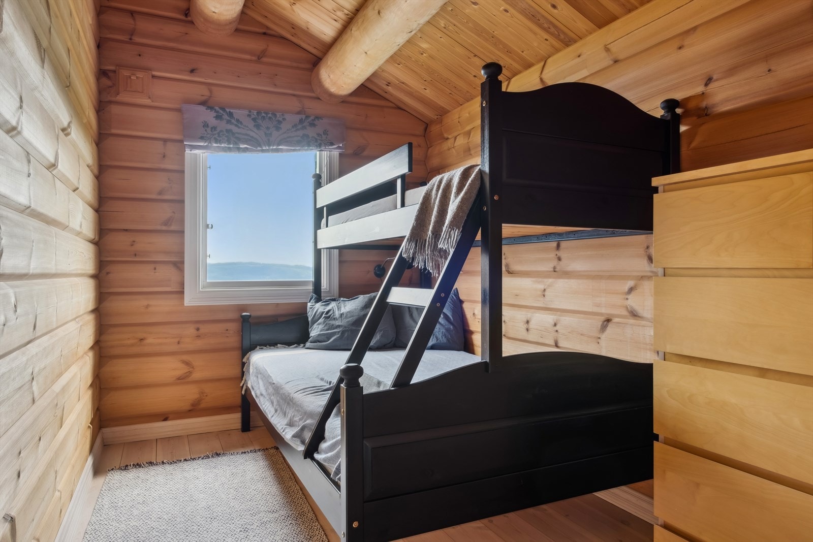 Soverom 2 av 2 i 2.etasje. Galleribilde