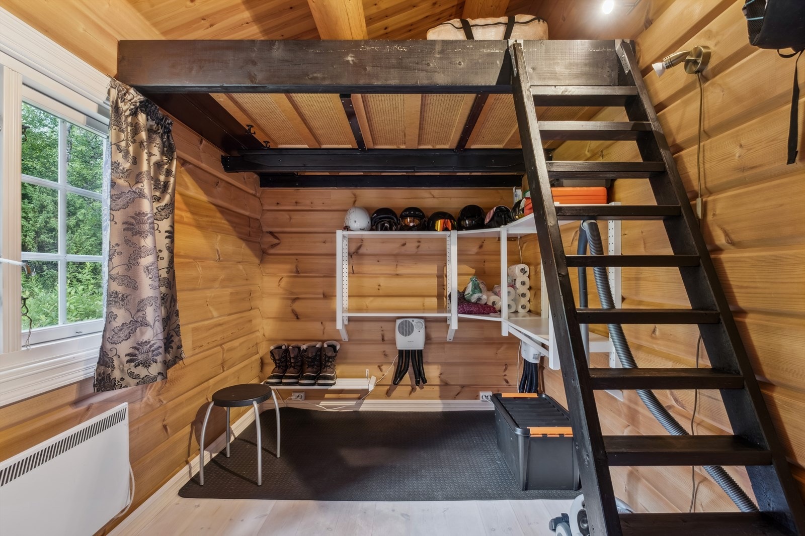 Rom som i dag brukes til bod er godkjent som soverom på godkjente byggetegninger. Galleribilde