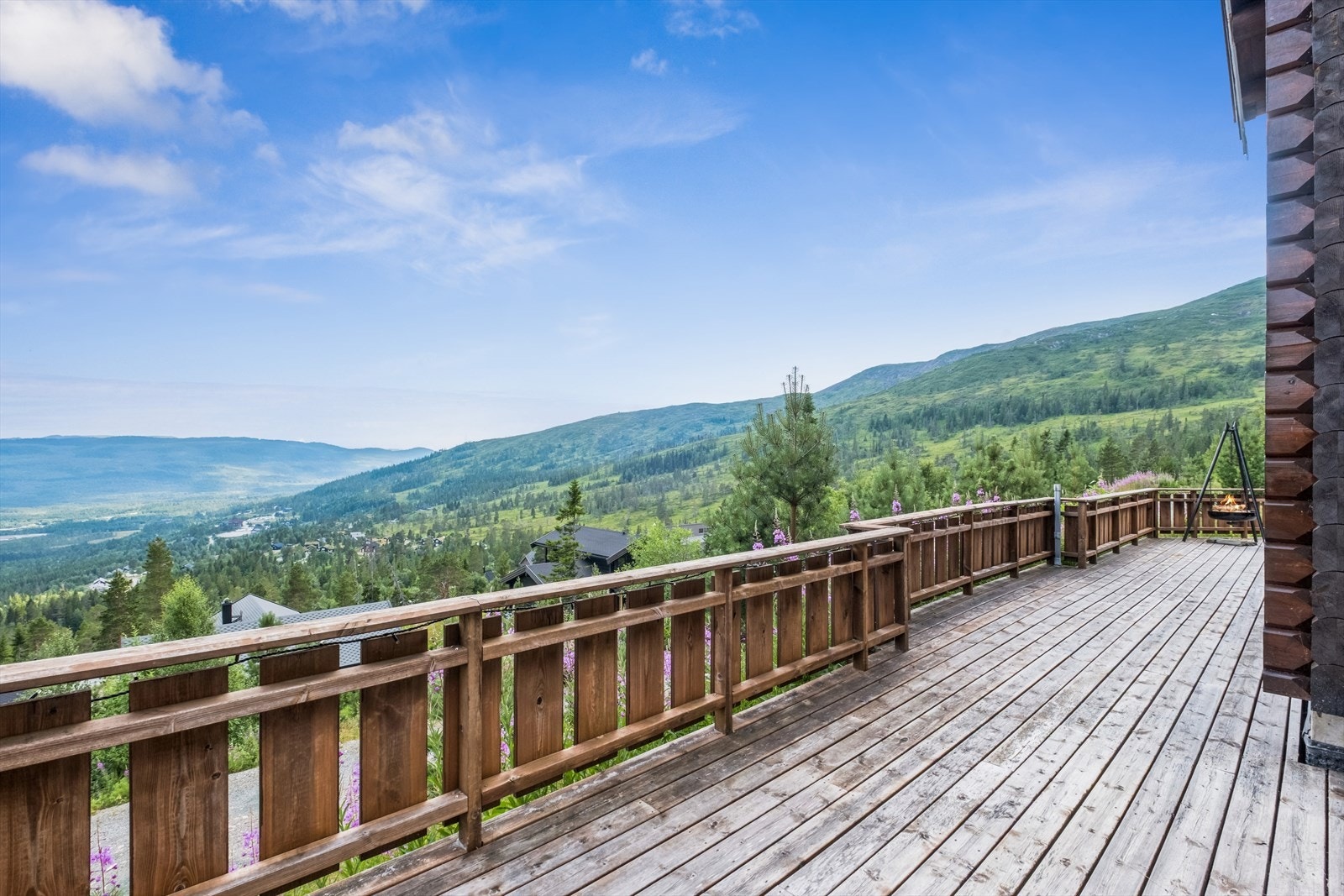 Romslig terrasser med flott utsikt. Galleribilde