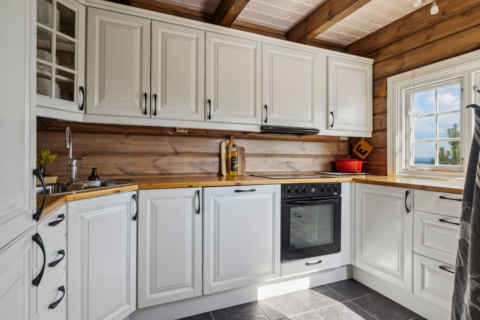 Solid kjøkken med integrerte hvitevarer og utsikt. Galleribilde