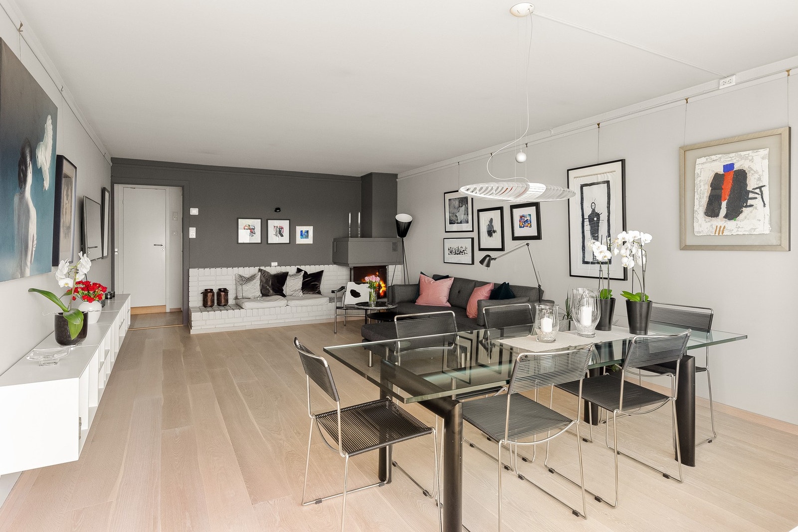 Delikat stue med naturlig plass til sofagruppe, TV med tilhørende møblement og spisebord. Galleribilde