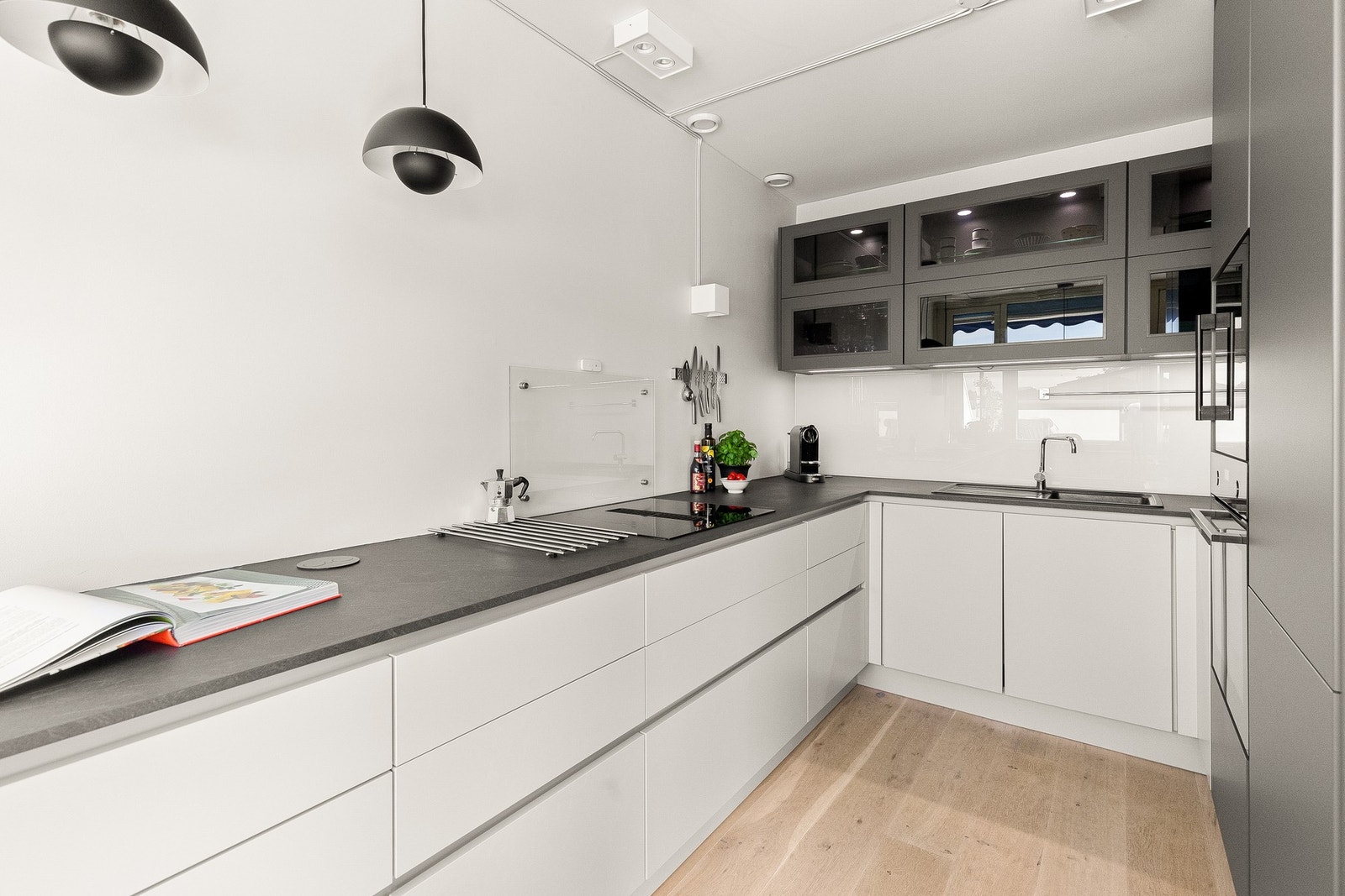 Kjøkkenet er fra leverandøren KEO. Innredningen er ny i 2022, og fremstår stilrent med glatte fronter og benkeplate i slitesterk laminat. Galleribilde