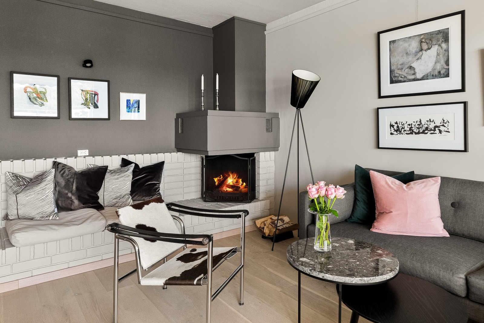 Åpen peis og sittebenk i samme utførelse - perfekt for kalde vinterdager. Galleribilde