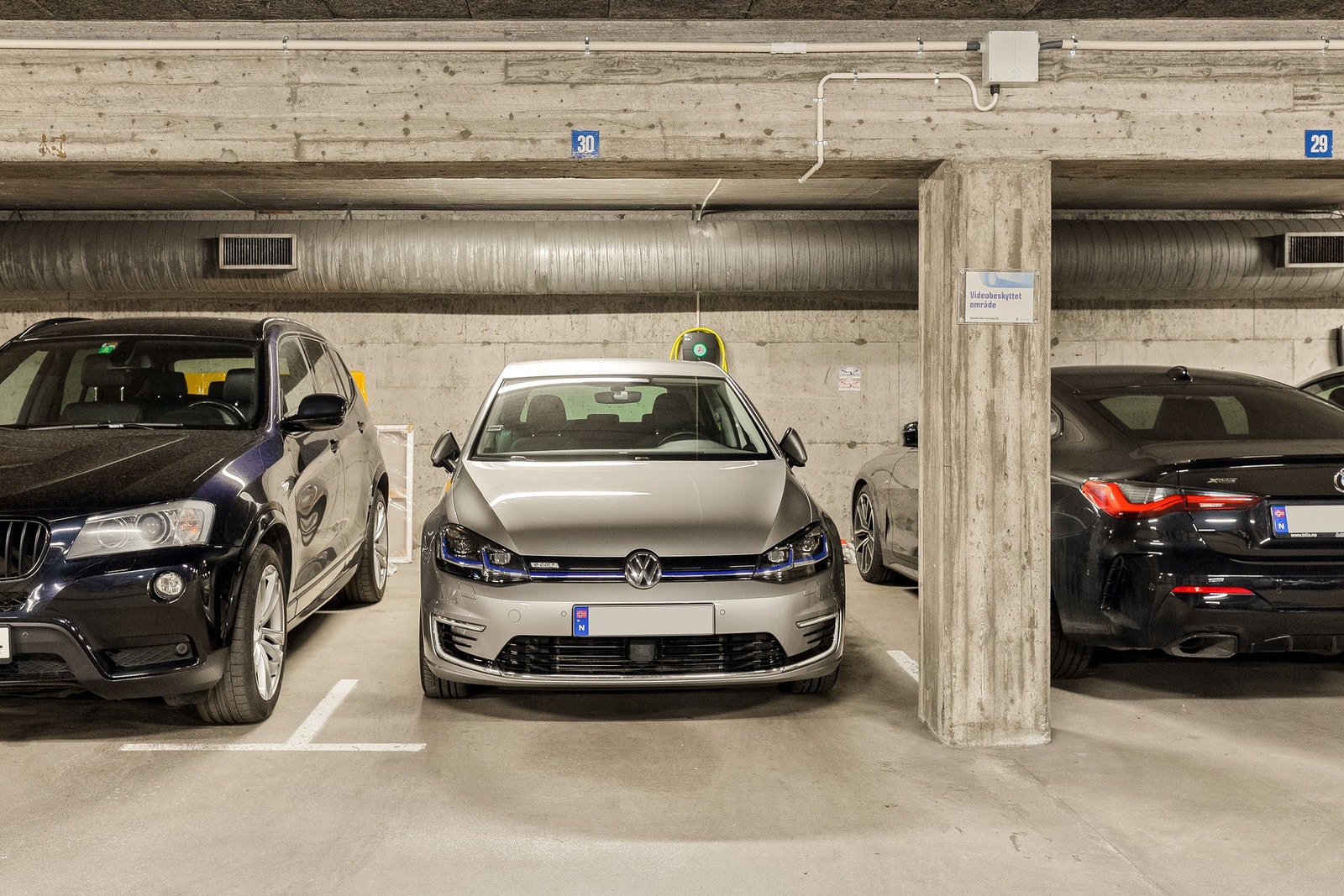 Parkeringsplass m/elbil lader. Galleribilde