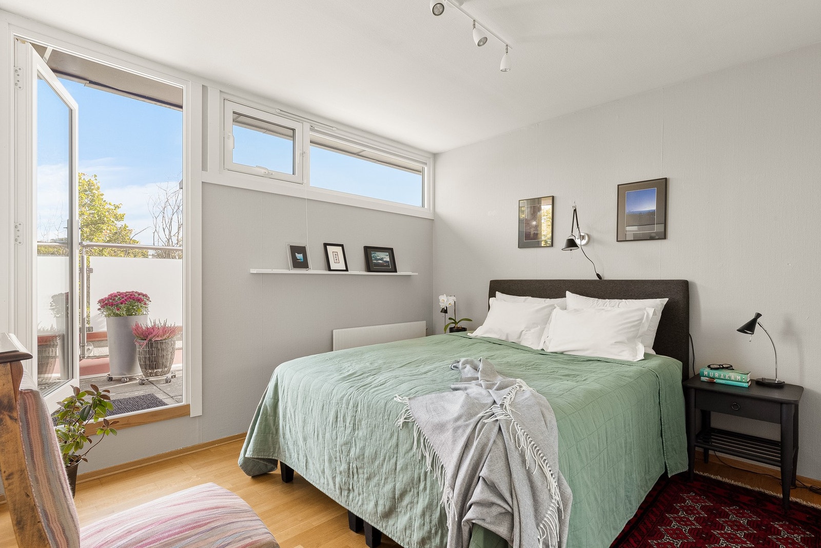 Luftig og lyst soverom med tilgang til boligens takterrasse. Galleribilde